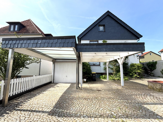 Garage mit Carportanlage