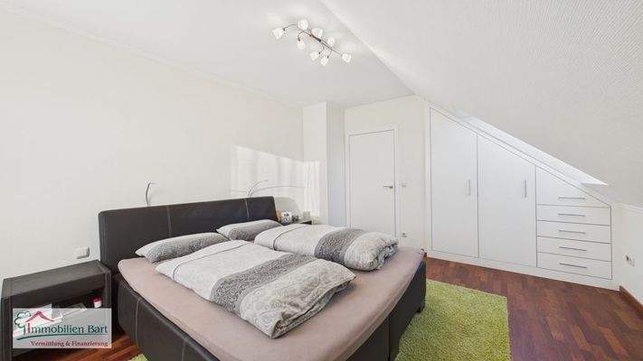 Schlafzimmer mit Einbauschränken OG