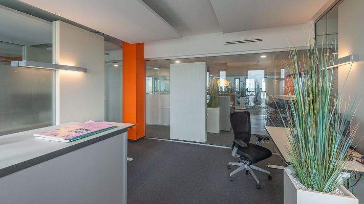 Schreibtisch im Teambüro