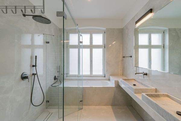 Tagesbelichtetes Vollbadezimmer