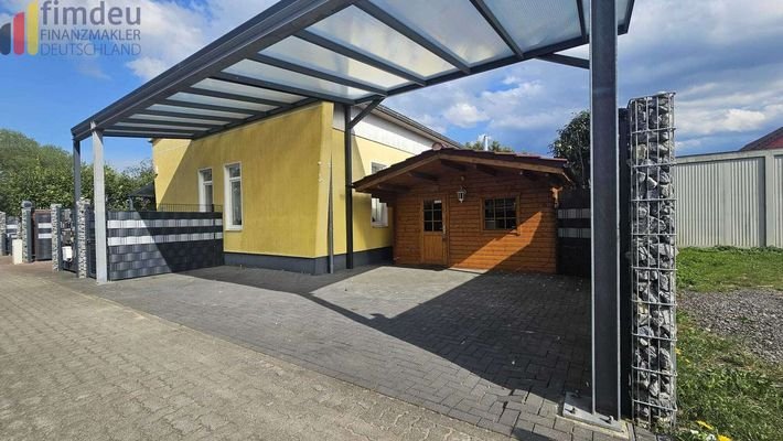 Wohnhaus mit Wohnwagen Carport
