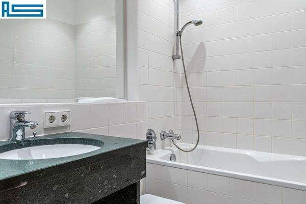 Gäste-Bad mit großflächigem Spiegel