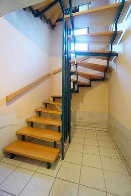 Flur im Untergeschoss mit Fliesenboden