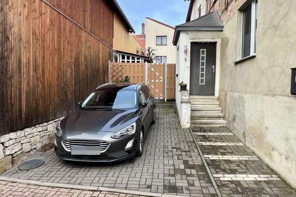 Einfahrt und Stellplatz neben dem Haus