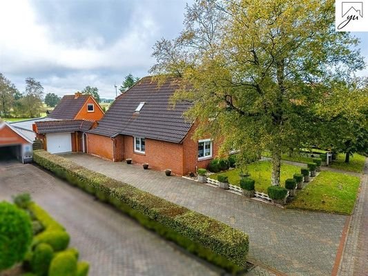 Seitenansicht Haus und Garage