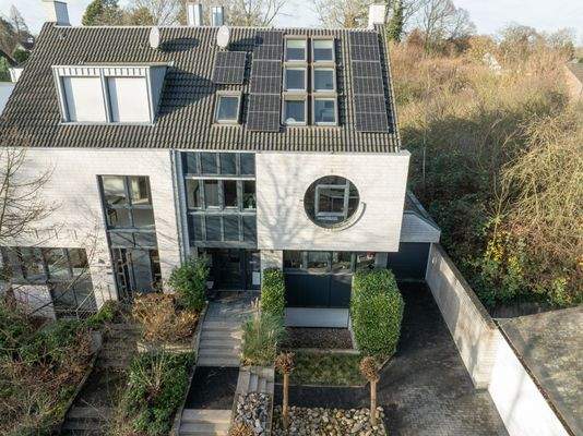 Dach mit Photovoltaik-Anlage