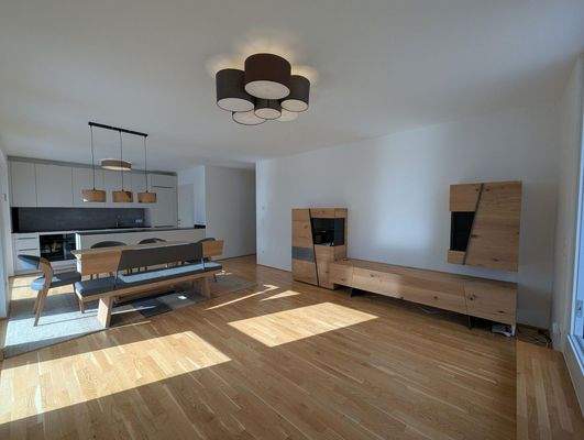 Teilmöbliertes Wohnzimmer