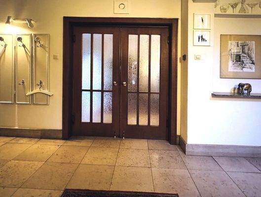 Flur und Flügeltür