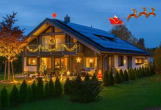 Weihnachtszauber im Vorort am Abend