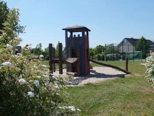 Spielplatz inmitten Wohnanlage