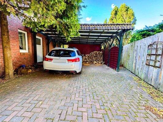 Das Carport bietet ausreichend Unterstellmöglichkeit