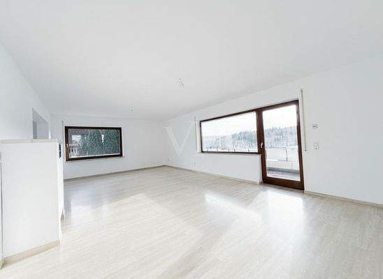 Wohnzimmer mit Balkonzugang