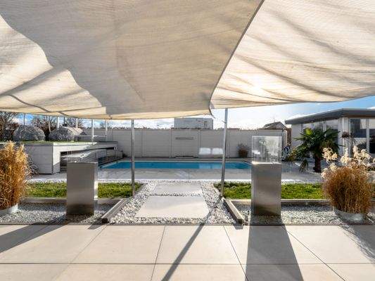 Blick von Terrasse auf Pool.jpg