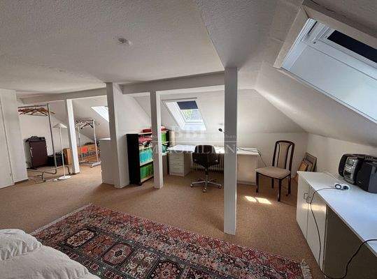 Großzügiges Zimmer im Obergeschoss 