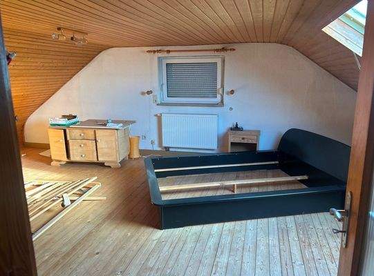 15 Weiterer Raum im DG.jpg