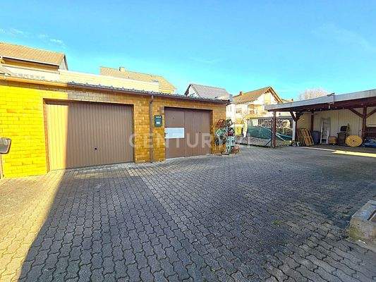 Doppelgarage mit Zufahrt 