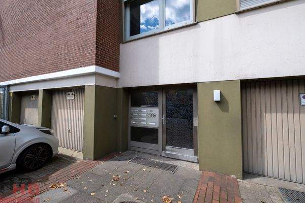 Eingang mit Blick auf die Garage (links)