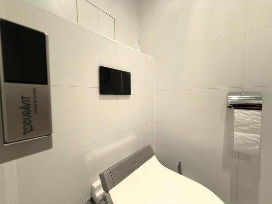 Toilette mit Waschfunktion / Deckenspots