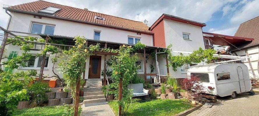 Haupteingang und Terrasse