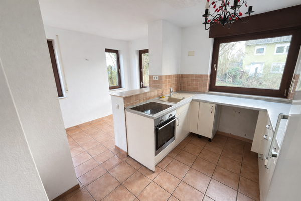 Helle Küche mit Blick in Garten