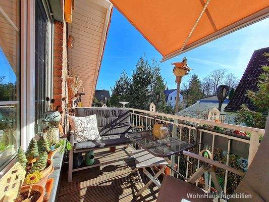 Balkon in Südausrichtung, Ektrische Markise mit Beleuchtung