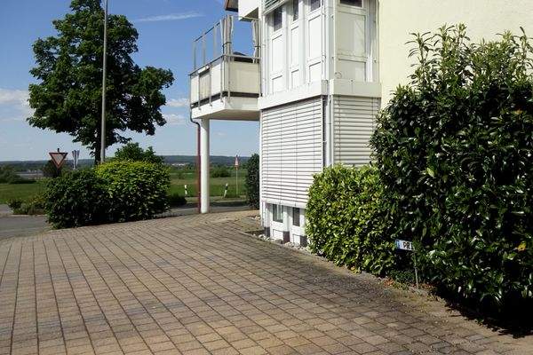 Kundenparkplätze am Eingang