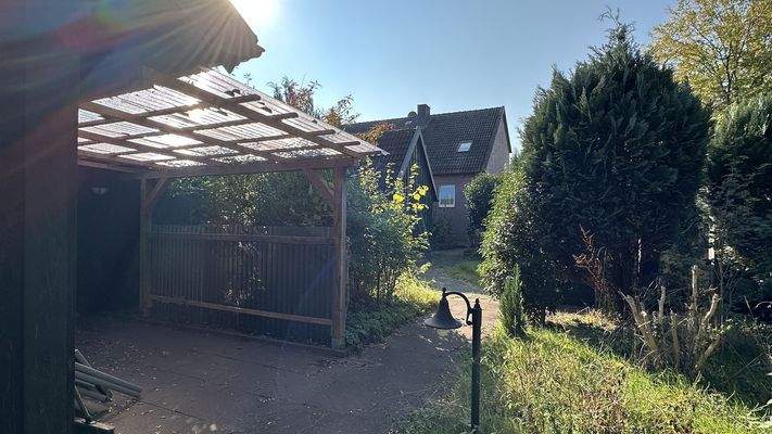 Wege durch den Garten und weiteres Nebengebäude