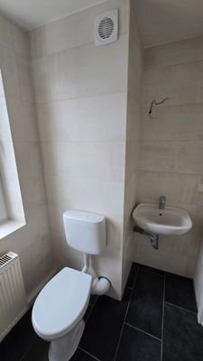 Bad 2 mit Dusche und Waschmaschinenanschluss