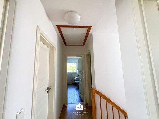 Flur mit Zugang zum Dachboden