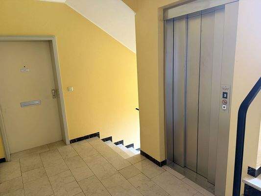 Treppenhaus mit Aufzug