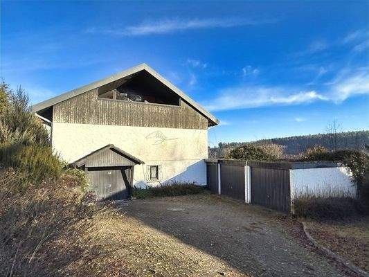 Wohnhaus mit 3 Garagen