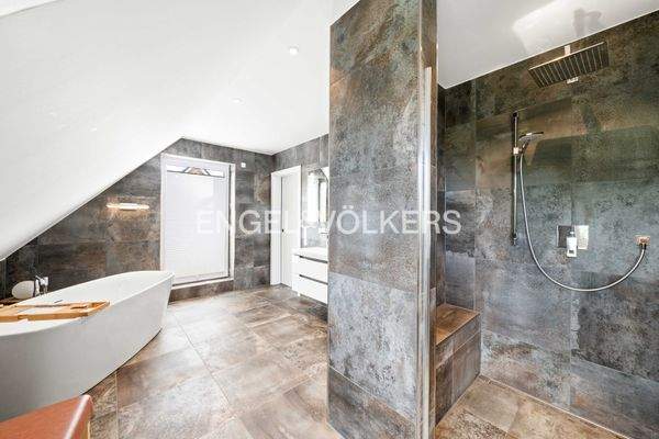 Modernes Badezimmer mit ebenerdiger Dusche