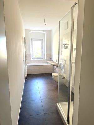 Bsp. Tageslichtbad mit Wanne und Dusche