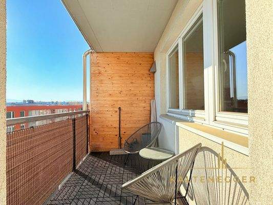 Helle Loggia 5,38 m² auf der Rückseite des Gebäudes