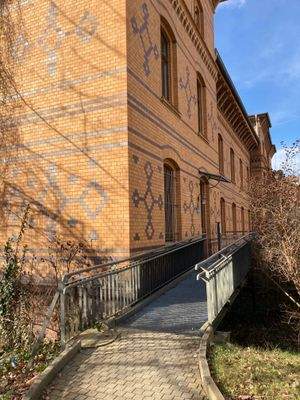 Rampe für barrierefreien Zugang zum Haus