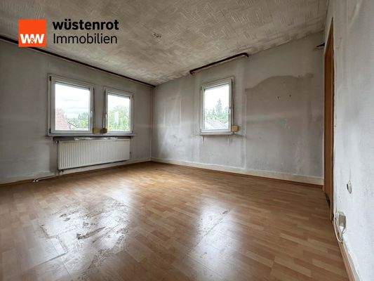 OG Schlafzimmer IIEin Zimmer mit Spuren der Zeit – offen für frische Ideen und ein neues Leben zwischen den Fenstern