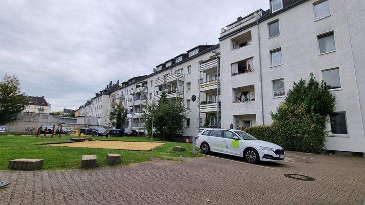 Wohngebäude und Parkplatz