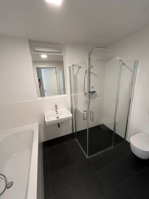 Bad mit Dusche und Wanne