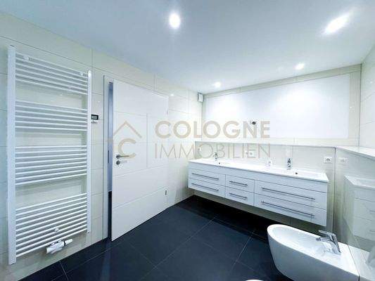 Doppelwaschbecken mit viel Ablagefläche 