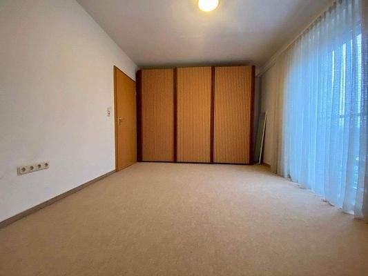 36d) DG: Andere gegenüberliegende Seite - Einbauschrank ist schon drin - kann übernommen werden.