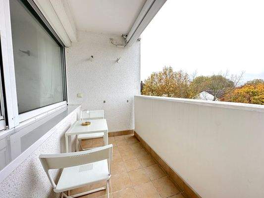 Balkon mit Tisch und Stühlen