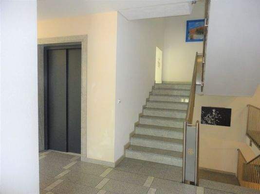 Aufzug und Treppenhaus