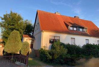 Vorderansicht mit Zufahrt