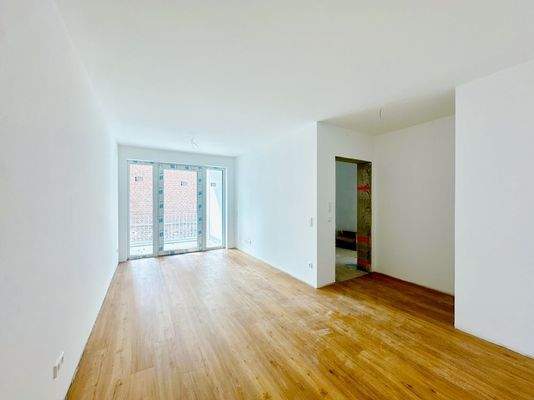 Wohn-Essbereich mit Blick zur Terrasse