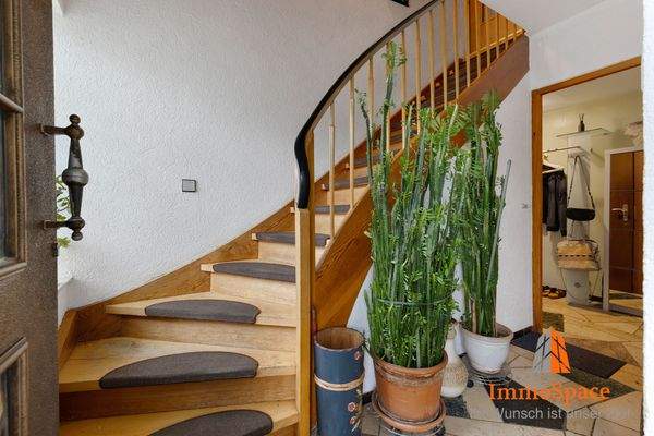 Treppenaufgang ins Obergeschoss