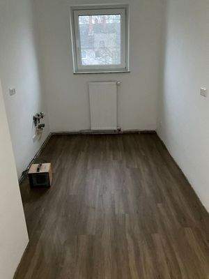 Küche mit Venylboden in Holzoptik und Fenster