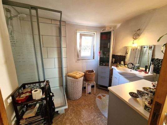 Bad mit Dusche im 1 Stock