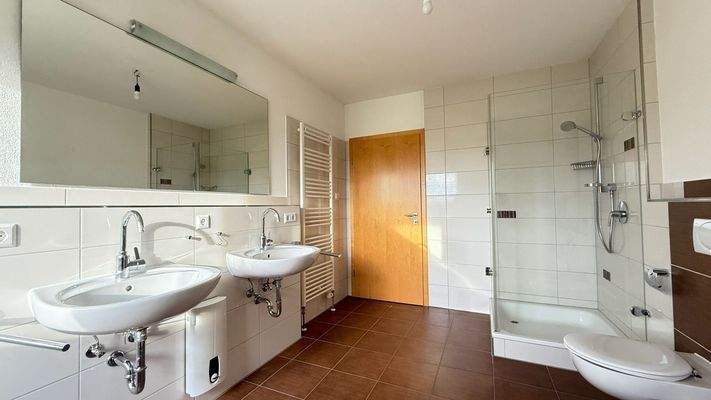 sehr geräumiges Tageslicht-BadezimmerII