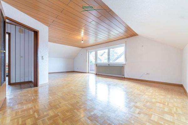 DG - Großzügiges Wohnzimmer mit Zugang zum Balkon