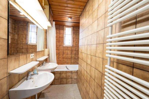 Bad OG: Badewanne und Fenster